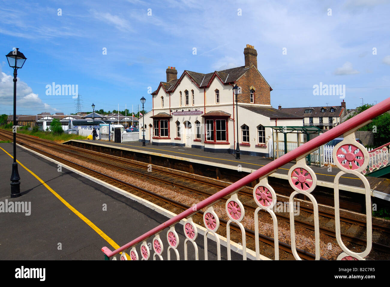 Llanfairpwllgwyngyllgogerychwyrndrobwlllantysiliogogogoch station and railway track the longest place name in Europe on Anglesey Stock Photo