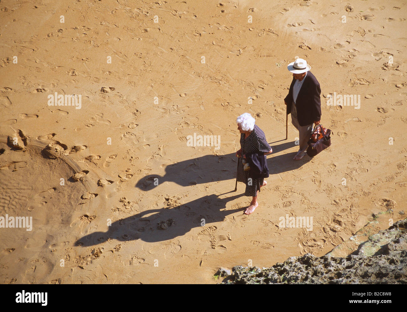 Elderly couple walking on the sand. Sardinero beach. Santander. Cantabria province. Spain. Stock Photo