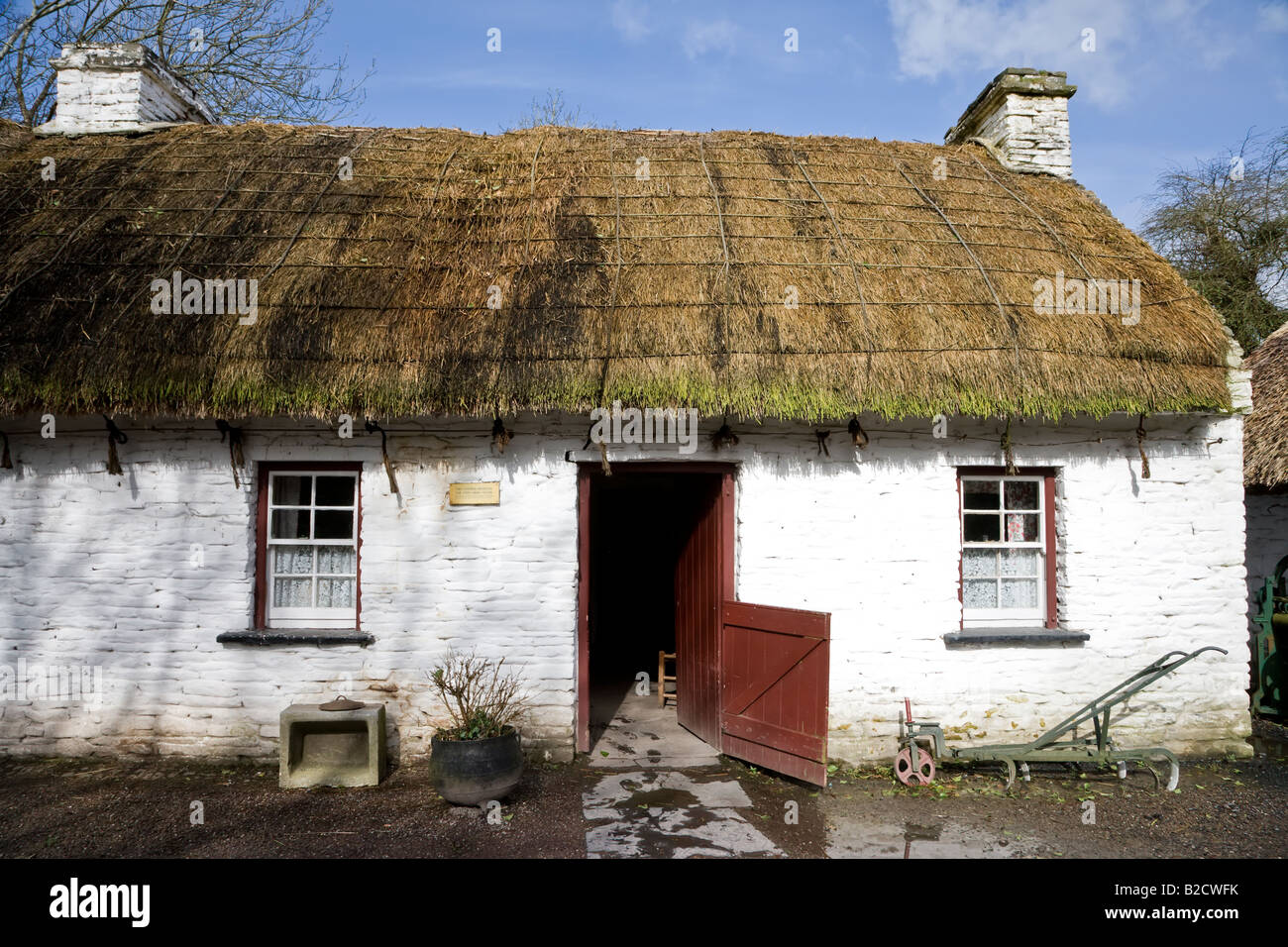Irish Cottage with thatched roof at Bunratty Folk Park, County Clare, Ireland Stock Photo