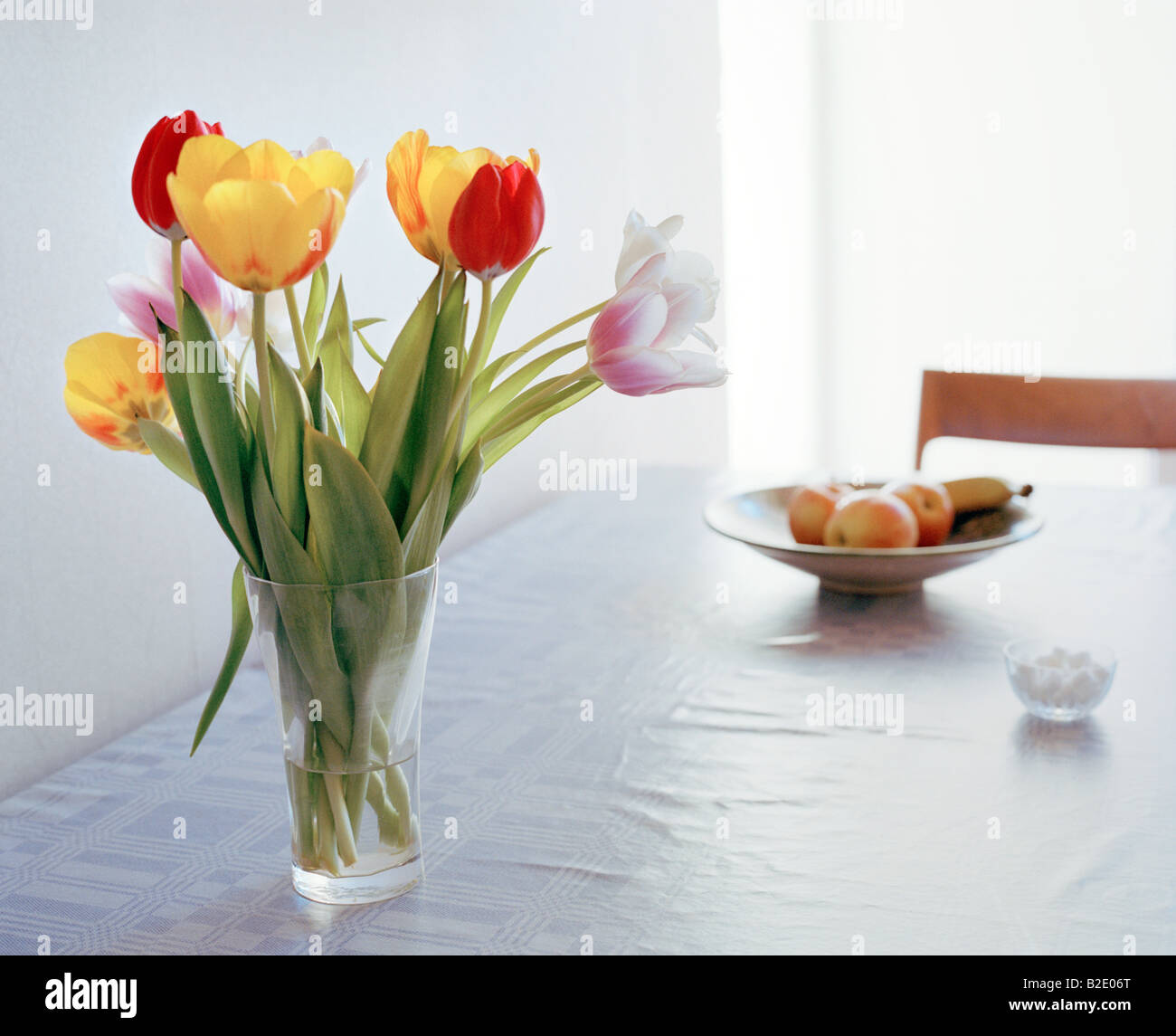 Vase of flowers on a table hires stock photography and images Alamy