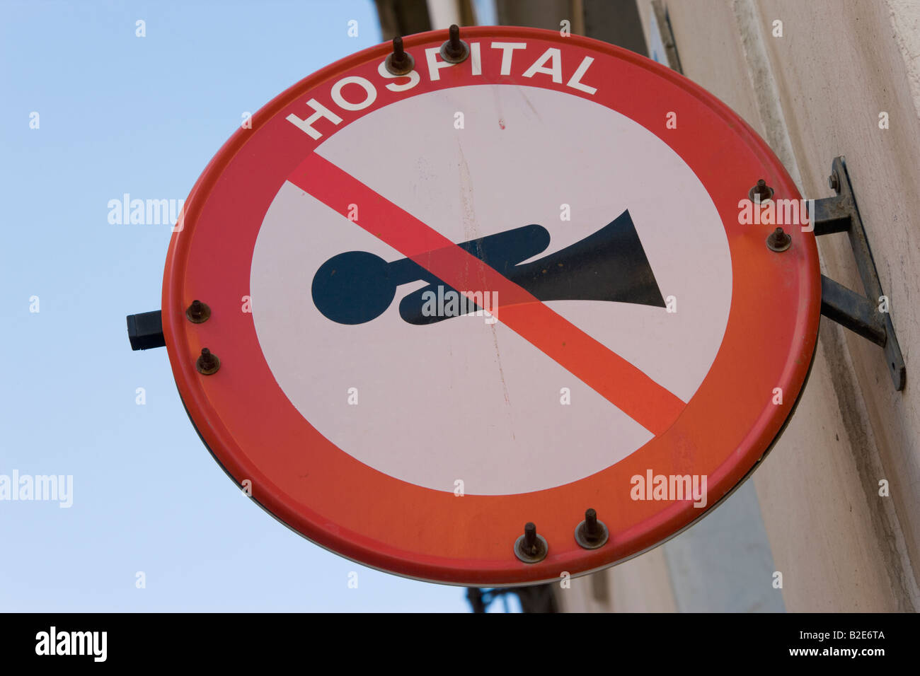 Traffic sign saying hospital nearby do not use horns Stock Photo