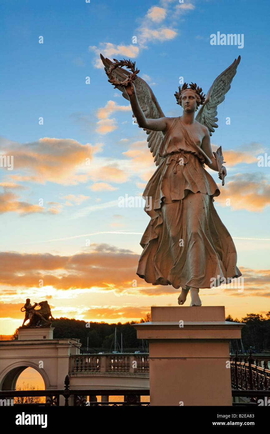 Angel sculpture in the palace garden, Schwerin Castle Stock Photo - Alamy