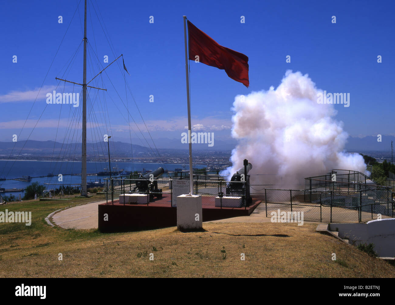 Noonday Gun being fired, Signal Hill Stock Photo Alamy