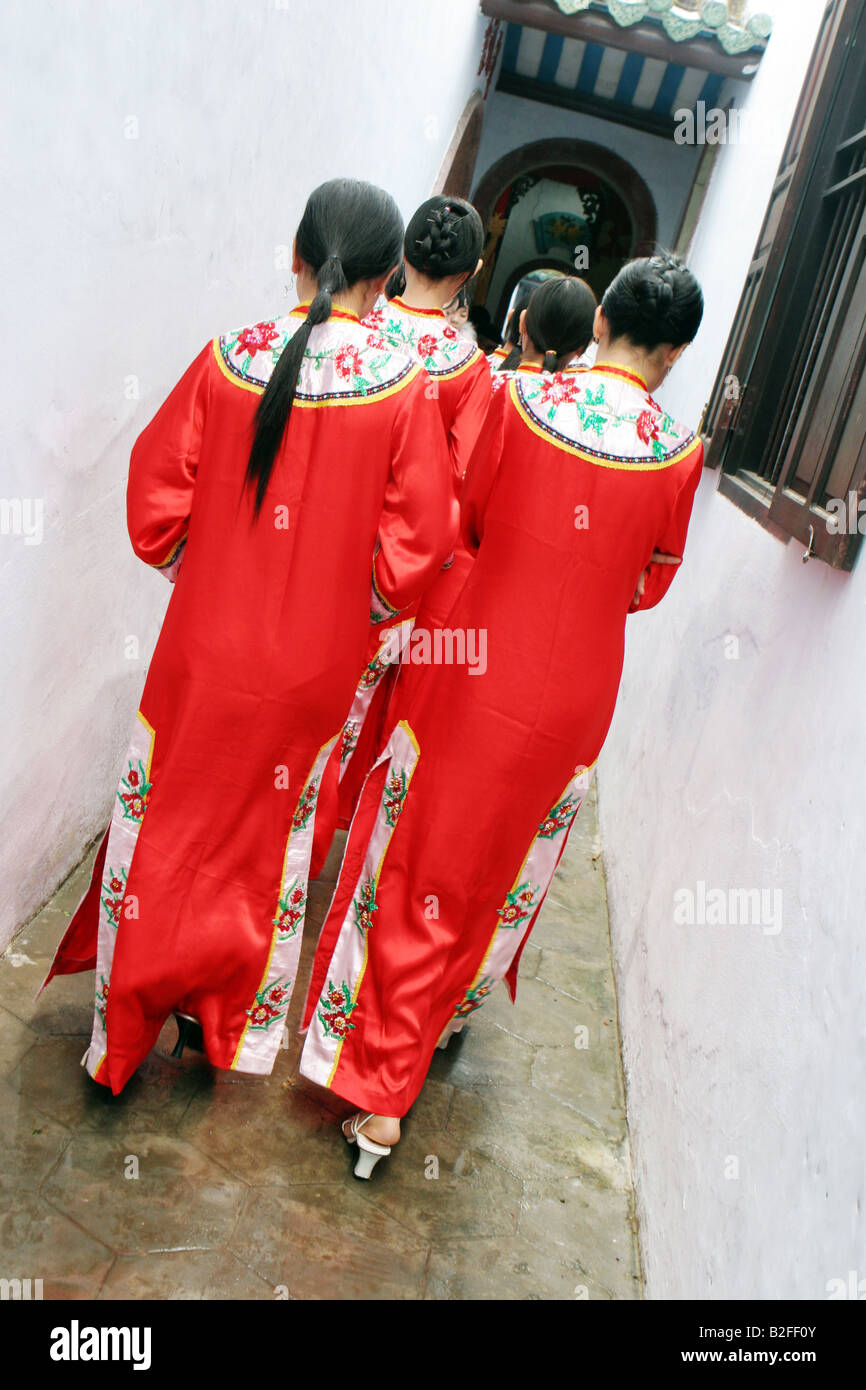 Traditional female vietnamese costume hi-res stock photography and ...