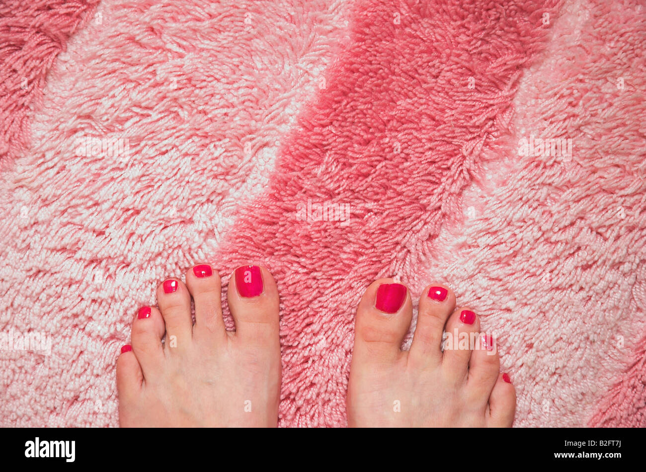 Picket Vær forsigtig stille Young woman with red painted toes standing on bathroom rug Stock Photo -  Alamy