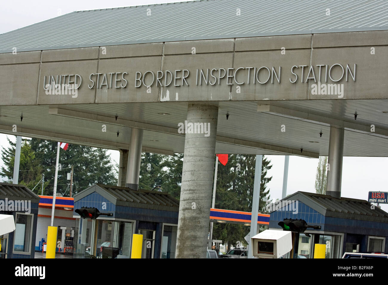 Border Officers questions and or inspects an entrant into the US Port Of  Entry Sumas Washington Stock Photo - Alamy