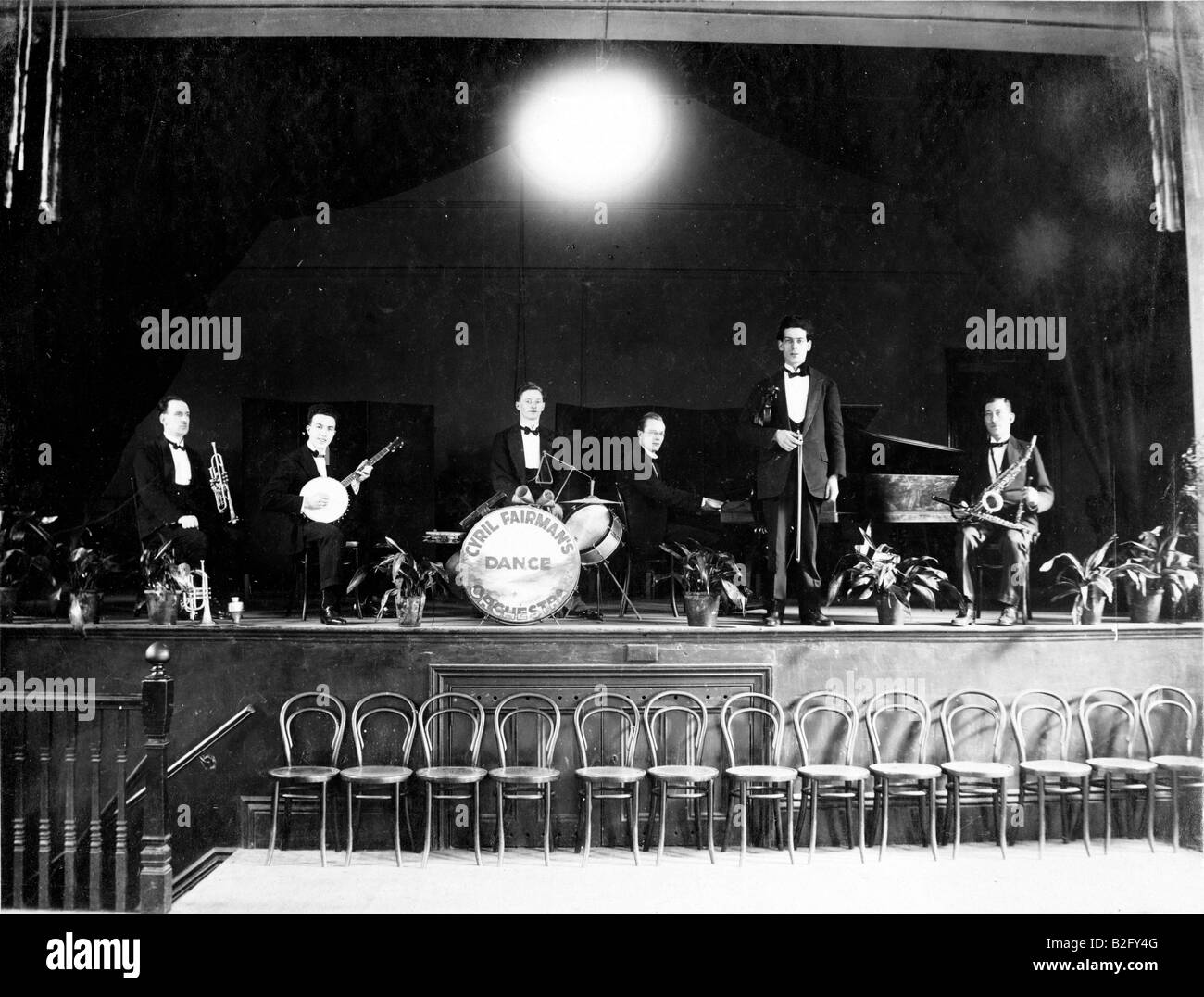 England, Croydon. Cyril Fairman dance band on stage, posing for formal photograph in 1920-1926. Jazz band, with violin, drums, sax and banjo. Stock Photo