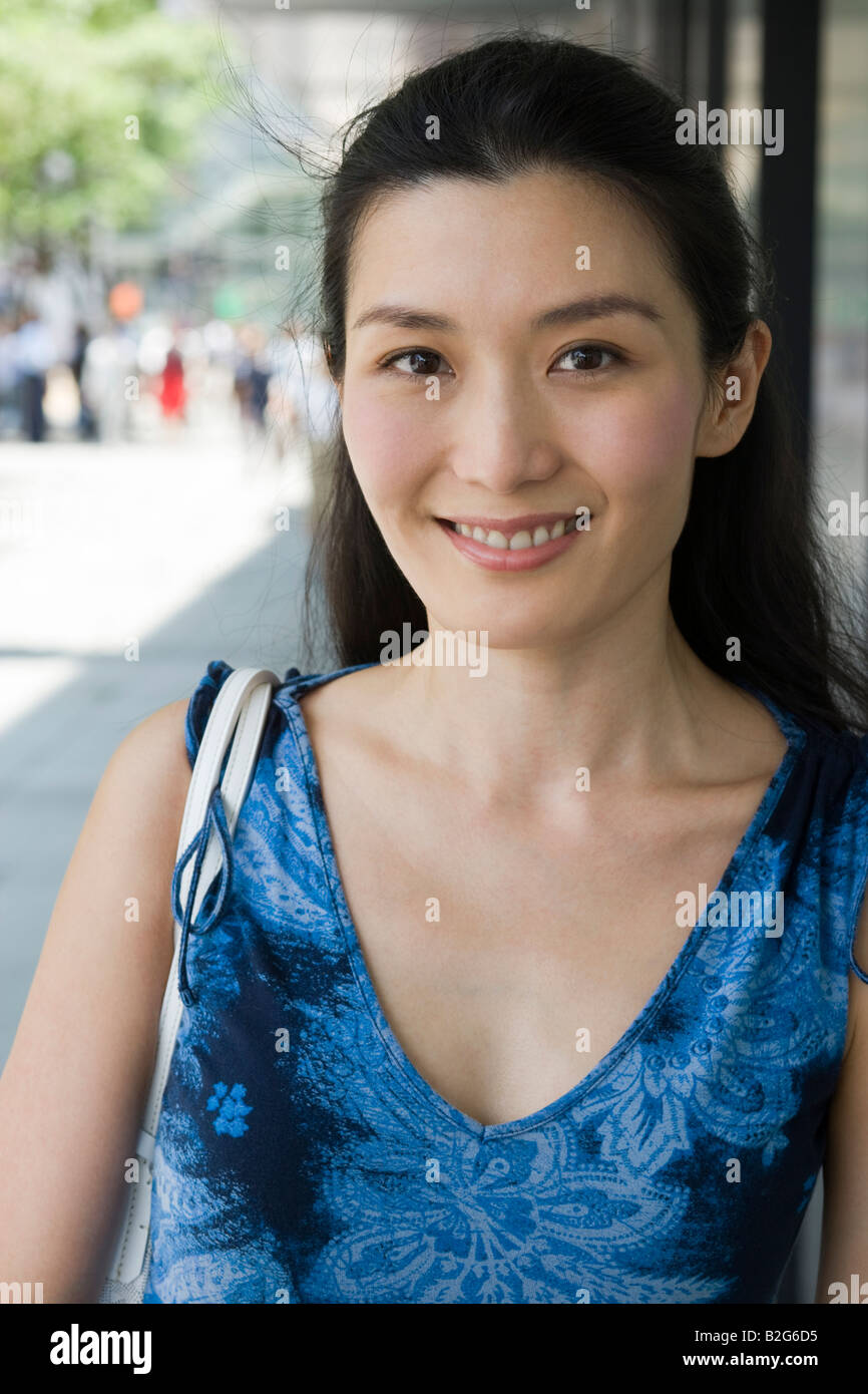 Portrait of a young woman smiling Stock Photo - Alamy