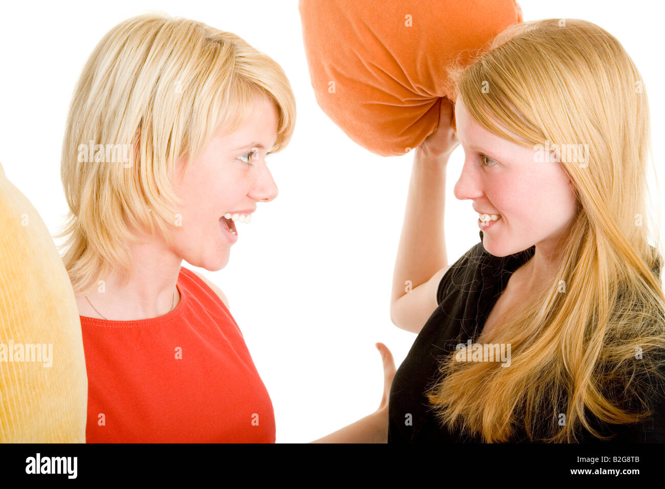 Zwei blonde Mädchen veranstalten eine Kissenschlacht Models v l n r Lisa Marquardt Anne Noack Stock Photo