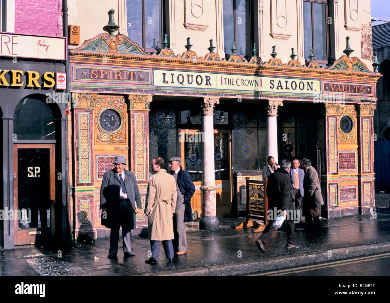 THE CROWN PUB BELFAST NORTHERN IRELAND Stock Photo - Alamy