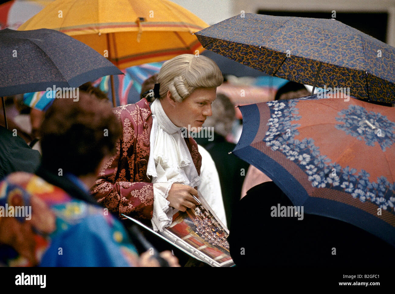 VIENNA 1995 AUSTRIA VIENNA 1995 A VENDOR DRESSED IN PERIOD COSTUME SELLS TICKETS TO A MOZART CONCERT Stock Photo