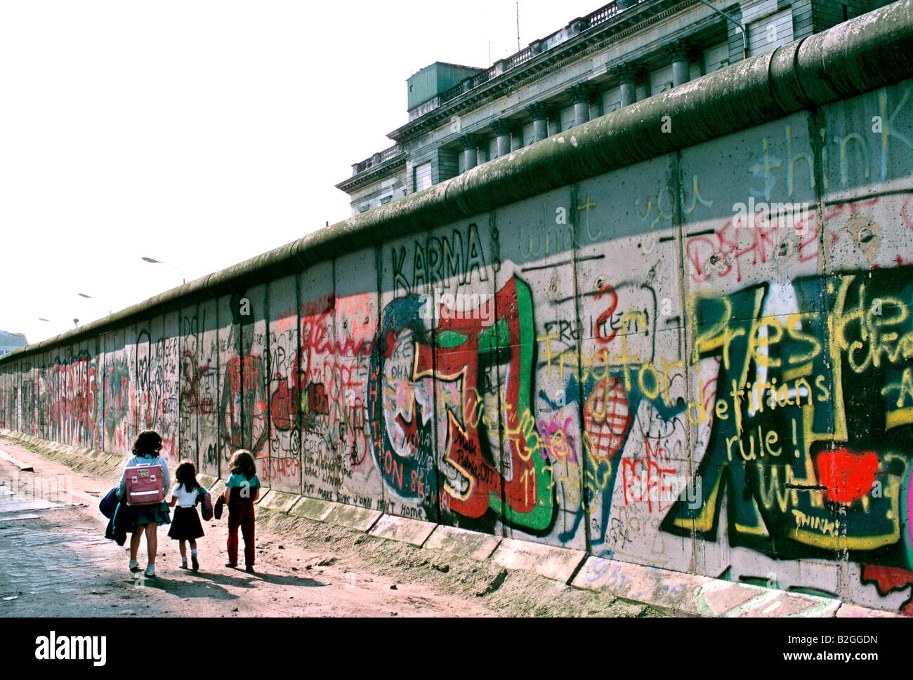 1986 children walk home after school by the berlin wall Stock Photo