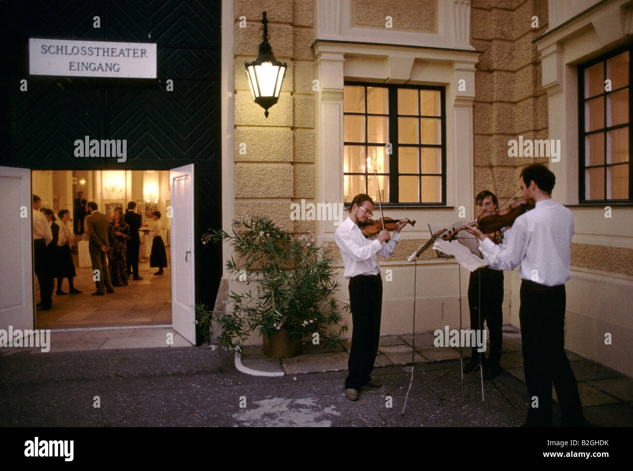 violinists outside schloss schonbrunn palace Stock Photo
