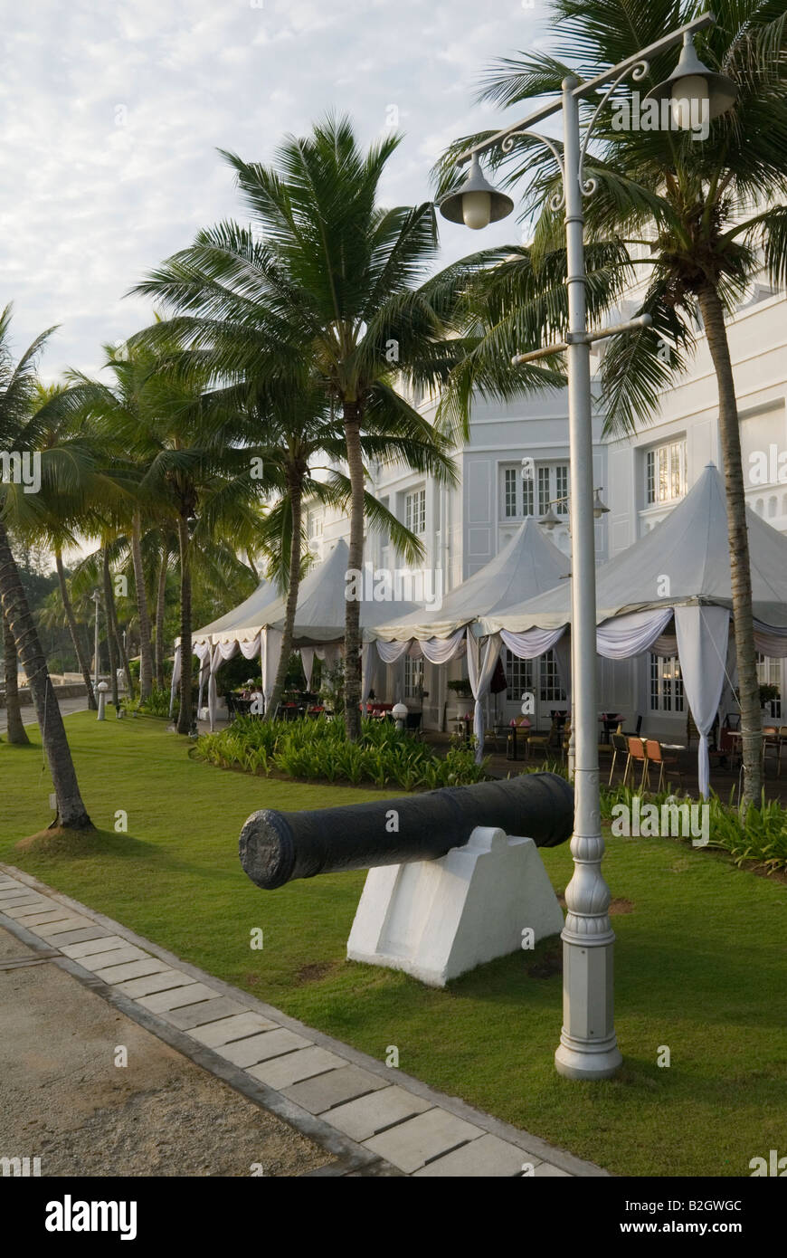 Breakfast under tents at the E & O luxury colonial hotel founded by the Armenian Sarkies Brothers in 1895, Georgetown, Penang, Malaysia Stock Photo