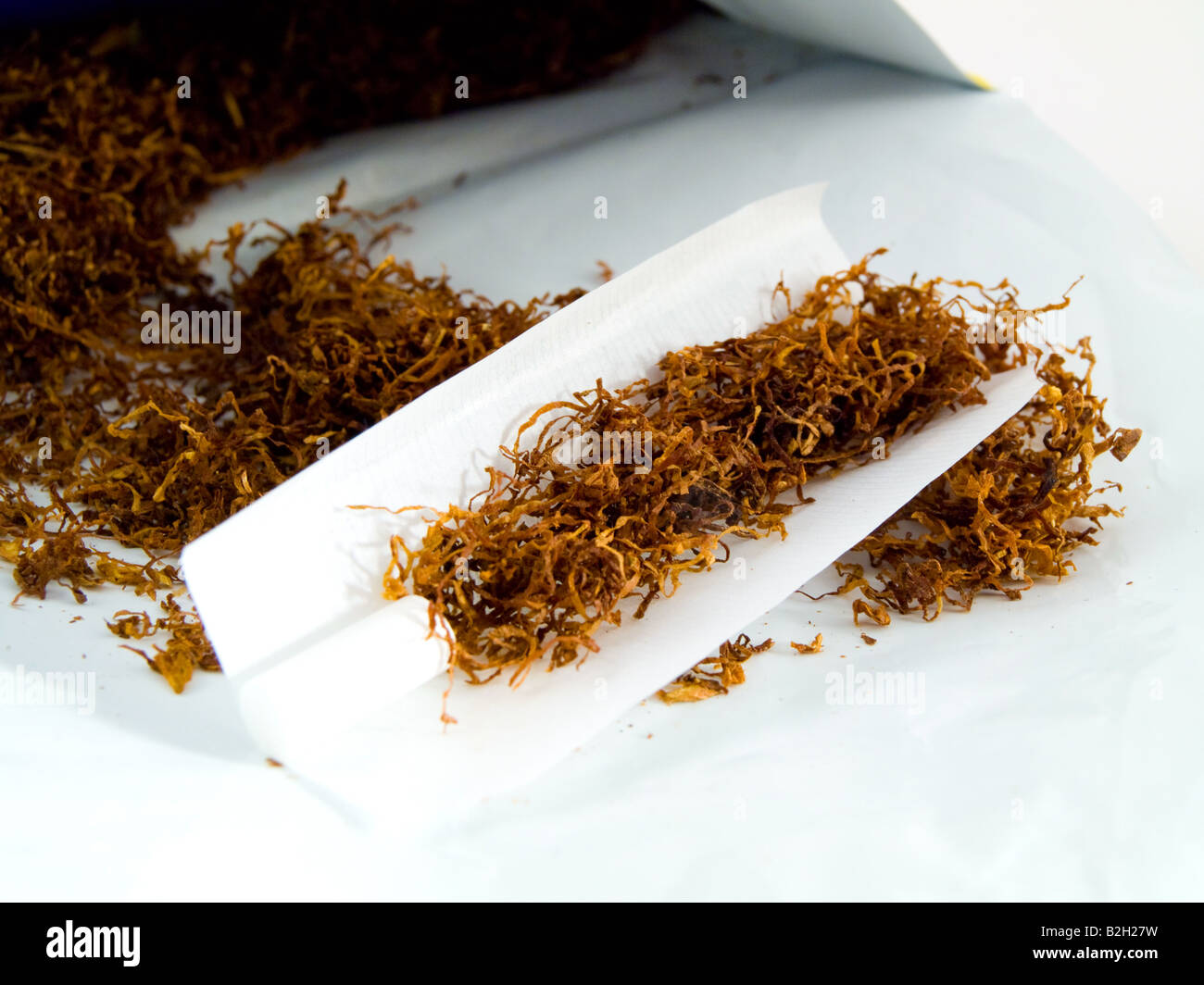 Tobacco pouch rolling hi-res stock photography and images