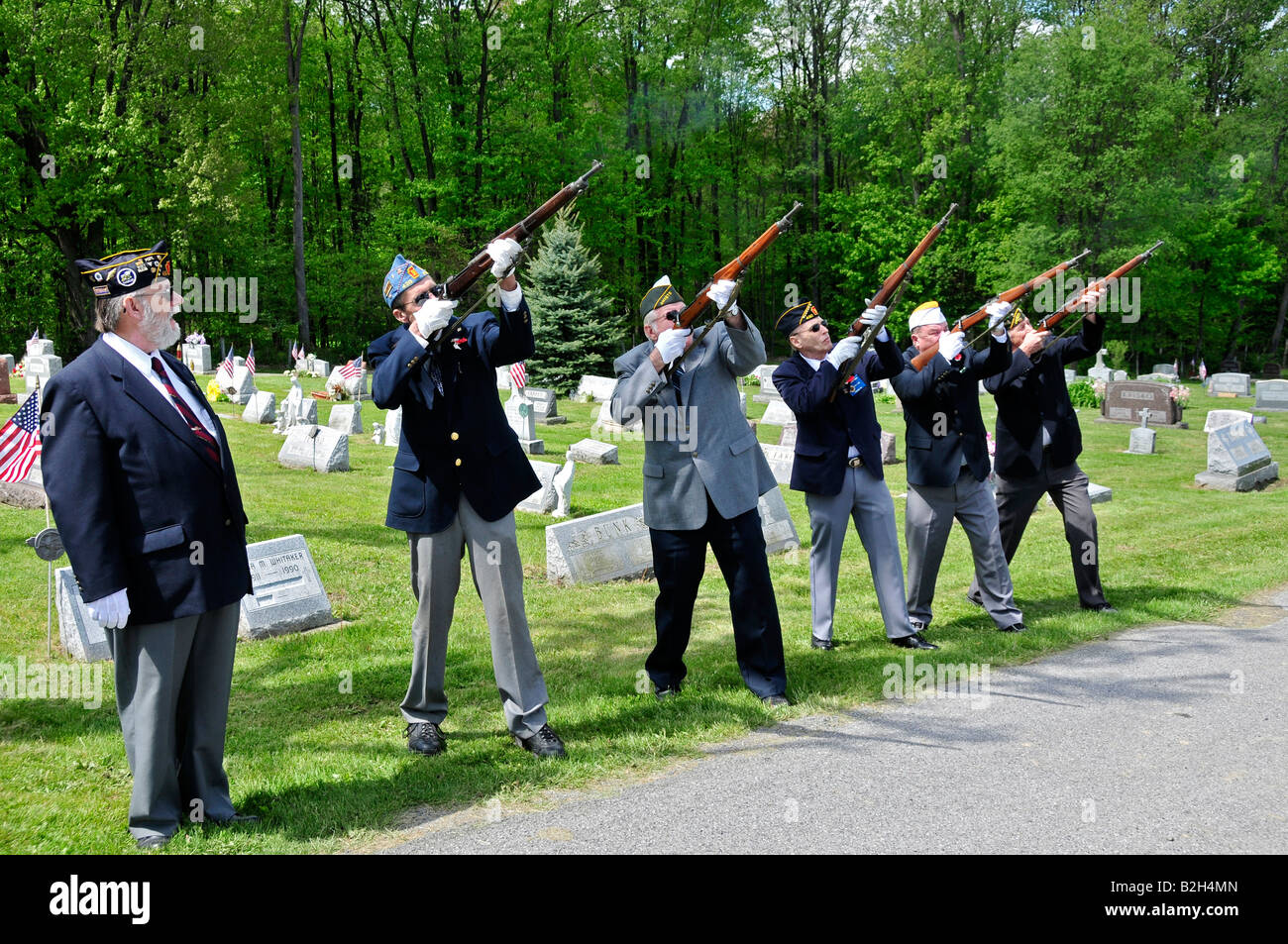 War Veterans salute a fallen commrade at his funeral Stock Photo Alamy