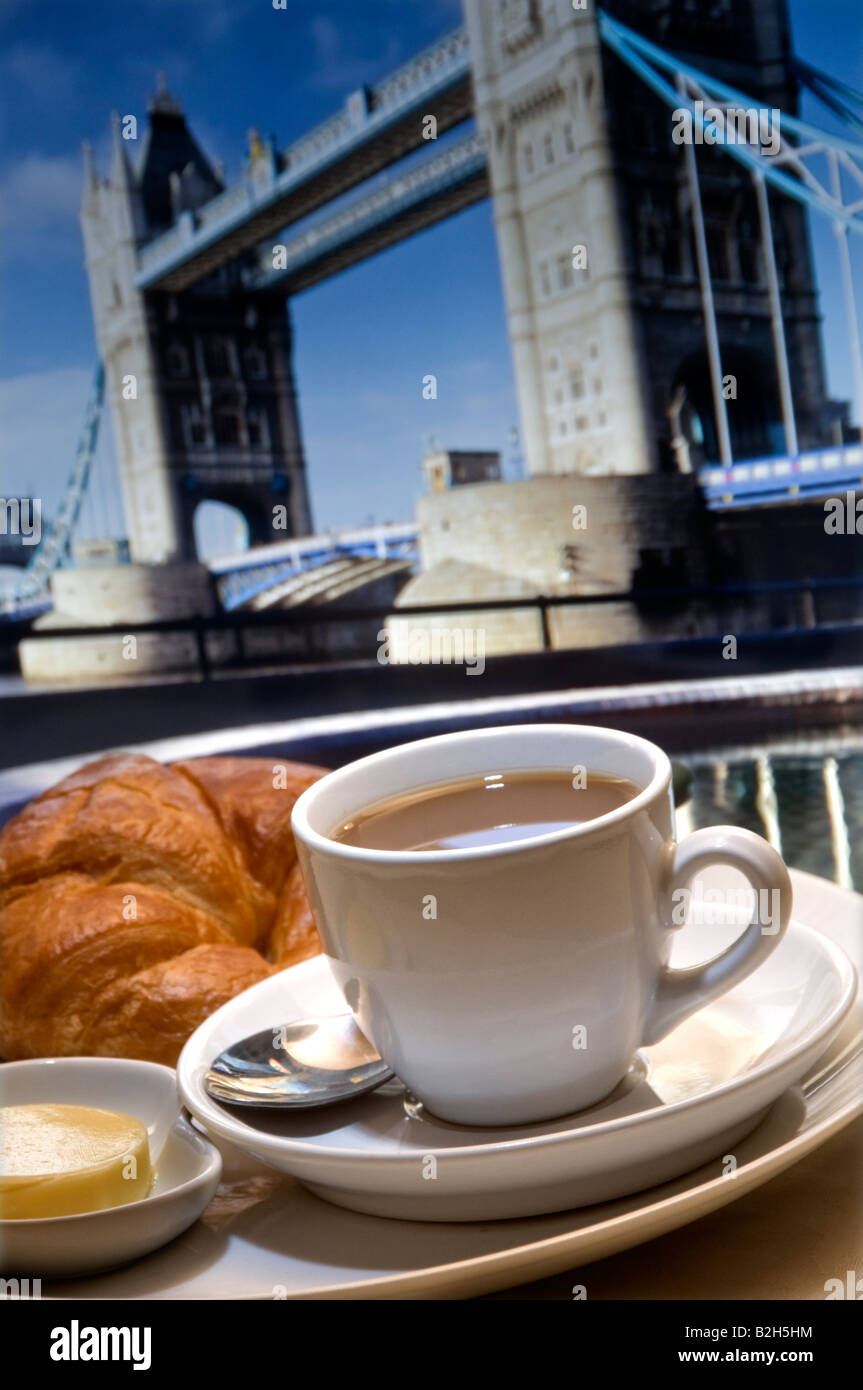 STAYCATION CONCEPT UK ALFRESCO Continental breakfast on hotel terrace with Tower  Bridge in background London England UK Stock Photo - Alamy
