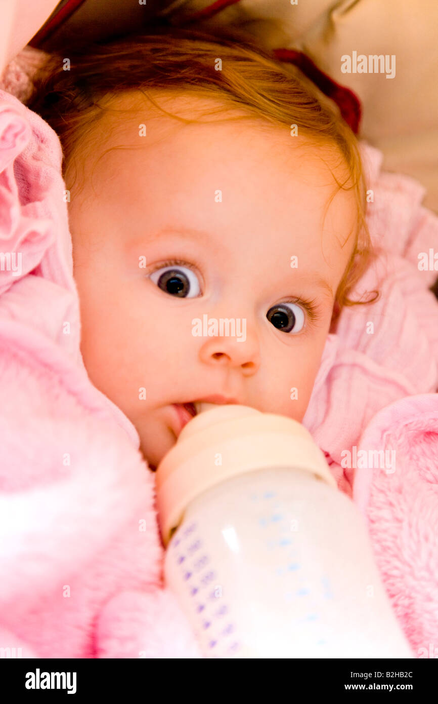 Einjähriges Baby trinkt Milch aus einer Flasche Stock Photo