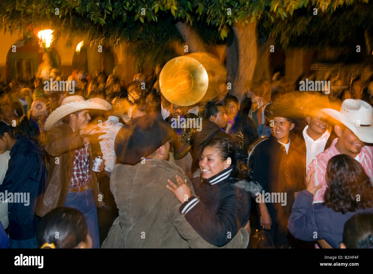 MEXICAN COUPLES dance in the Central Plaza or Jardin during the Festival of San Miguel Archangel SAN MIGUEL DE ALLENDE MEXICO Stock Photo