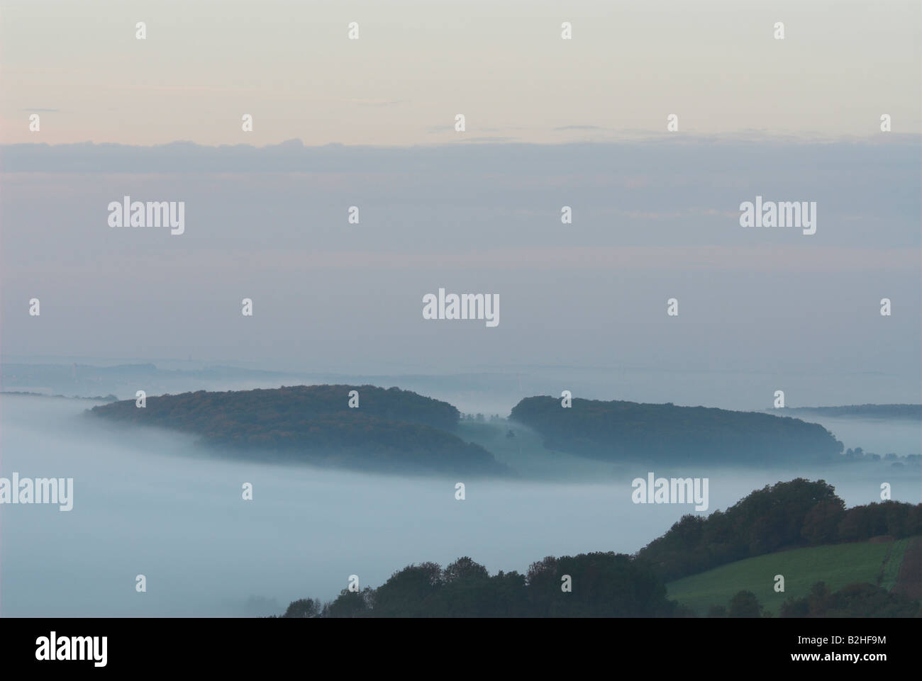 Hügel ragen aus dem Nebel im Bliesgau an einem Herbstmorgen countryside landschaft landscape scenery Stock Photo