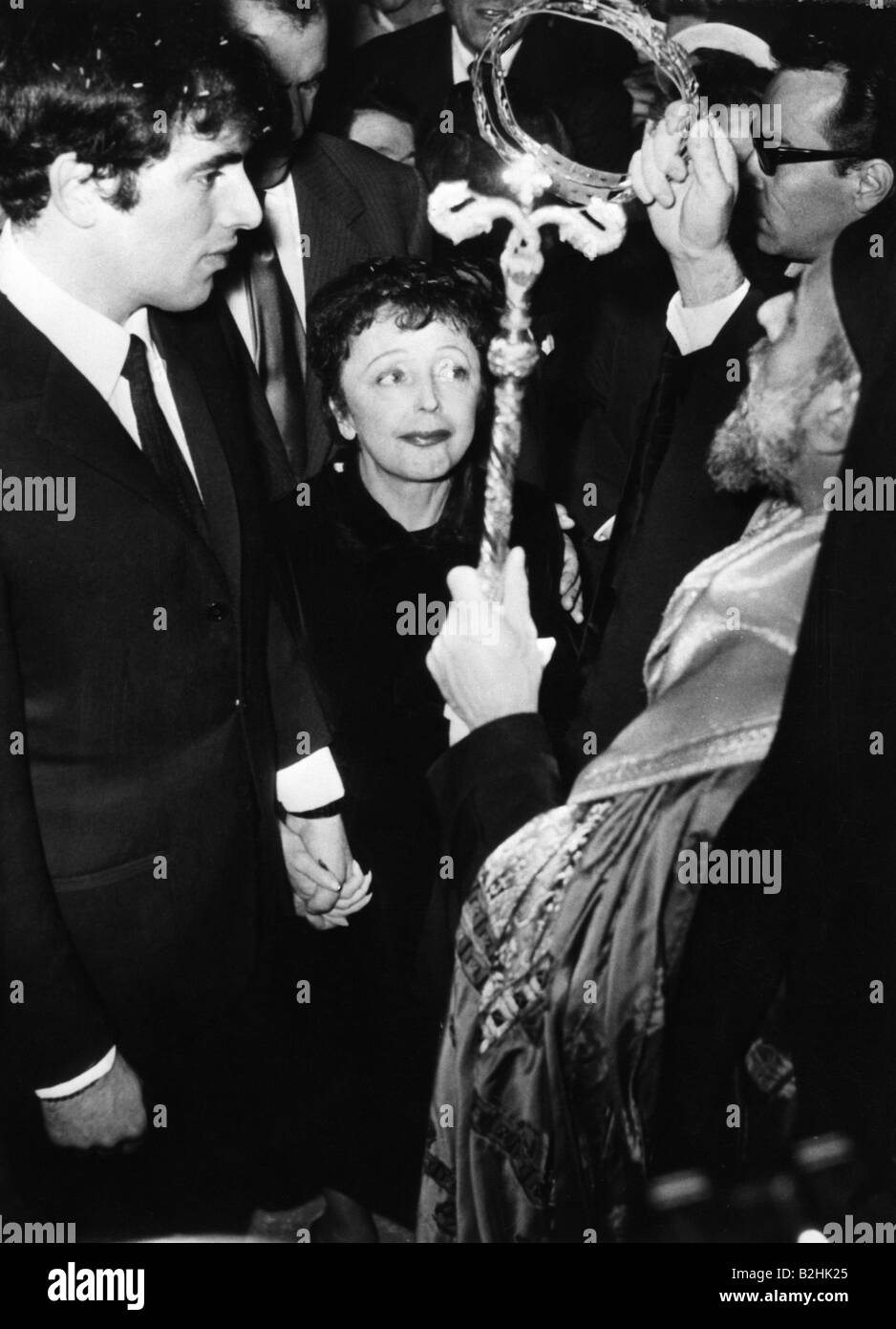 Piaf, Edith, 19.12.1915 - 11.10.1963, French singer, half length, with Theo Sarapo, at wedding ceremony, Rue Georges Bizet church, Paris, France, 9.10.1962, Stock Photo