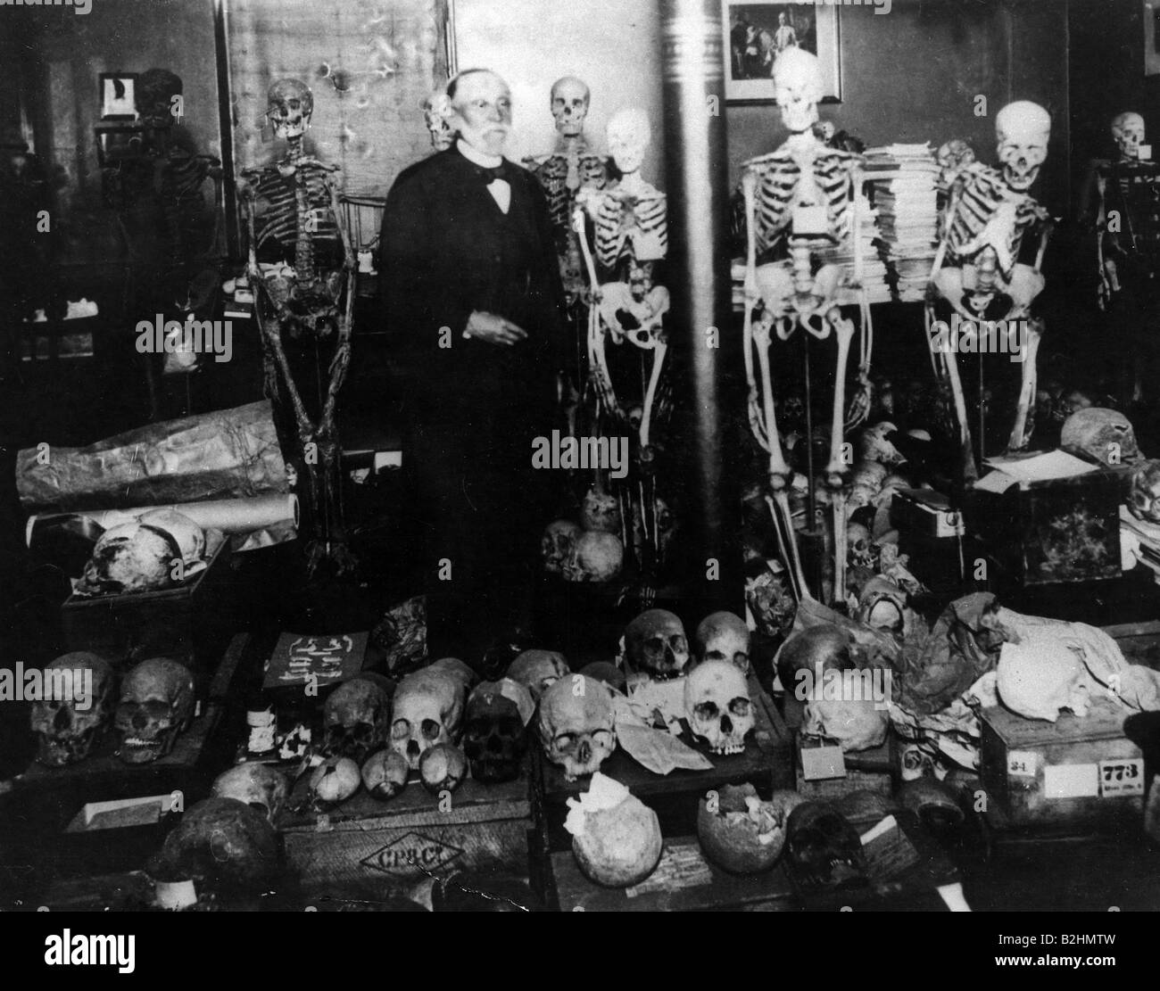 Virchow, Rudolf, 13.10.1821 - 5.9.1902, German pathologist, full length, standing, skeleton, skull, skulls, berlin, 1900, skeletons, medicine, , Stock Photo