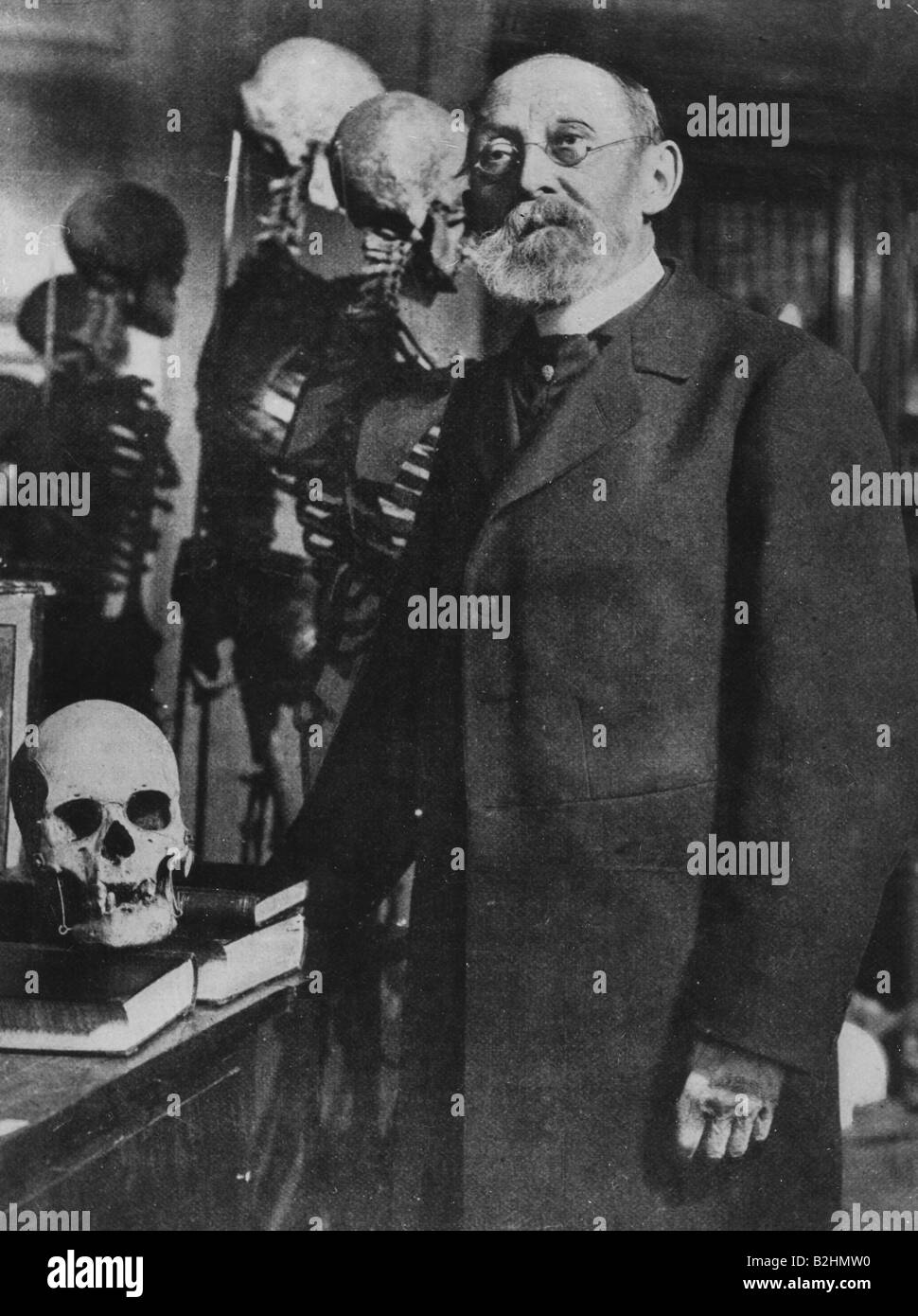 Virchow, Rudolf, 13.10.1821 - 5.9.1902, German pathologist, half length, Berlin, 1900, skeleton, carcass, medicine, doctor, , Stock Photo