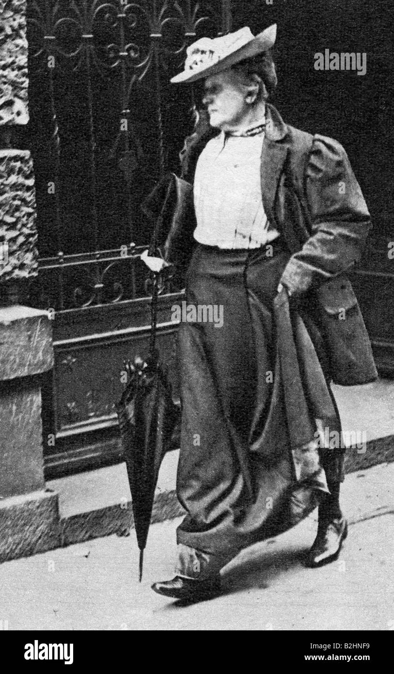 Zetkin, Clara, 5.7.1857 - 20.6.1933, German politician (KPD), full length, circa 1910, Stock Photo