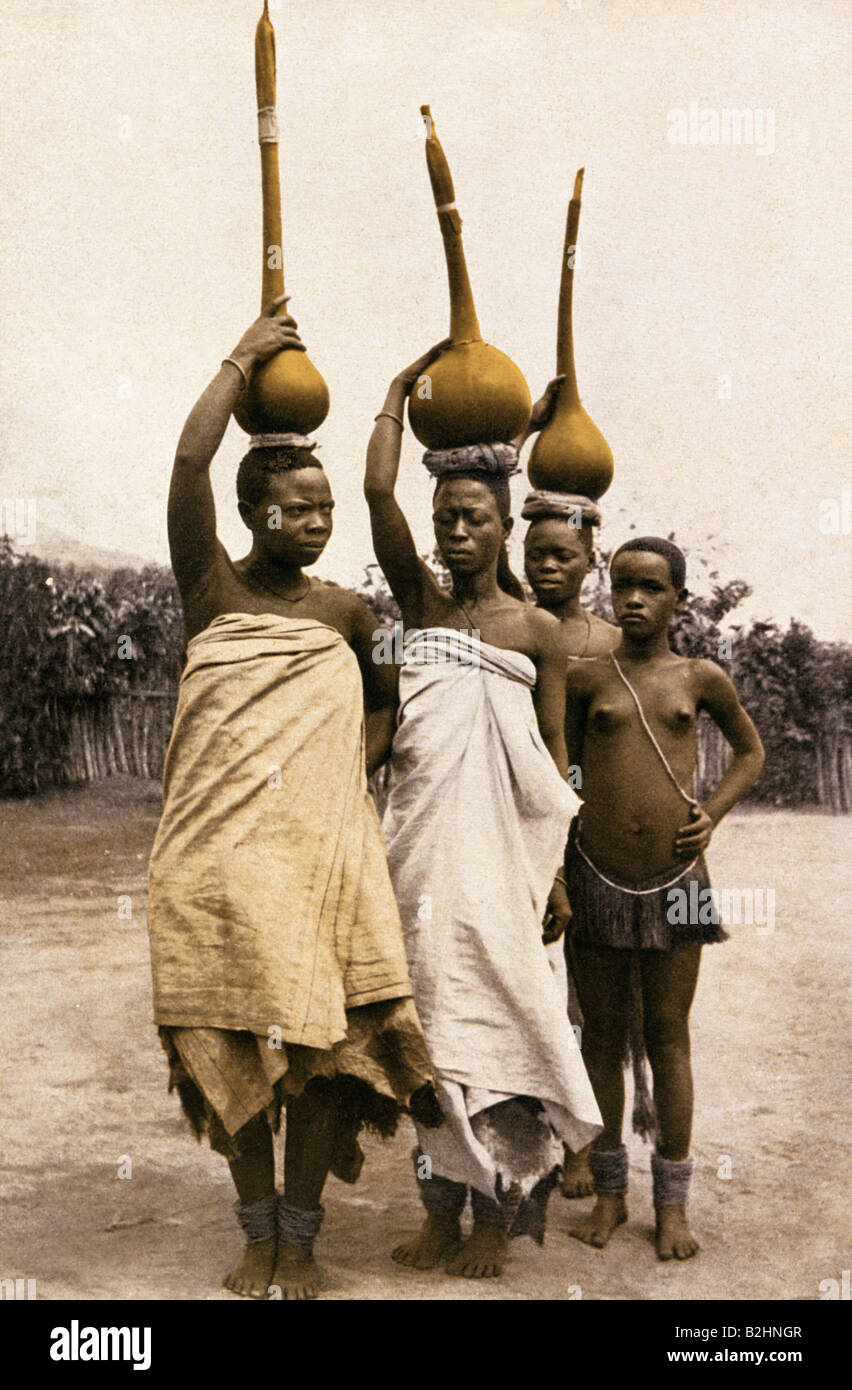 alcohol, beer, East Africa, women carrying in gourd on their heads, circa 1900, Stock Photo