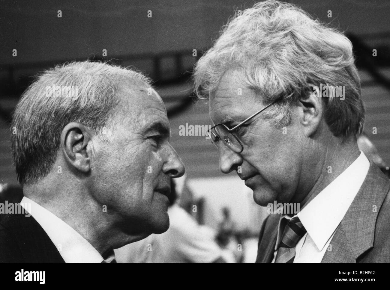Stoiber, Edmund,  * 28.9.1941, German politician (CSU), Minister of the Interior of Bavaria 1988 - 1993, talking to Alfons Dregger, 1990, Stock Photo