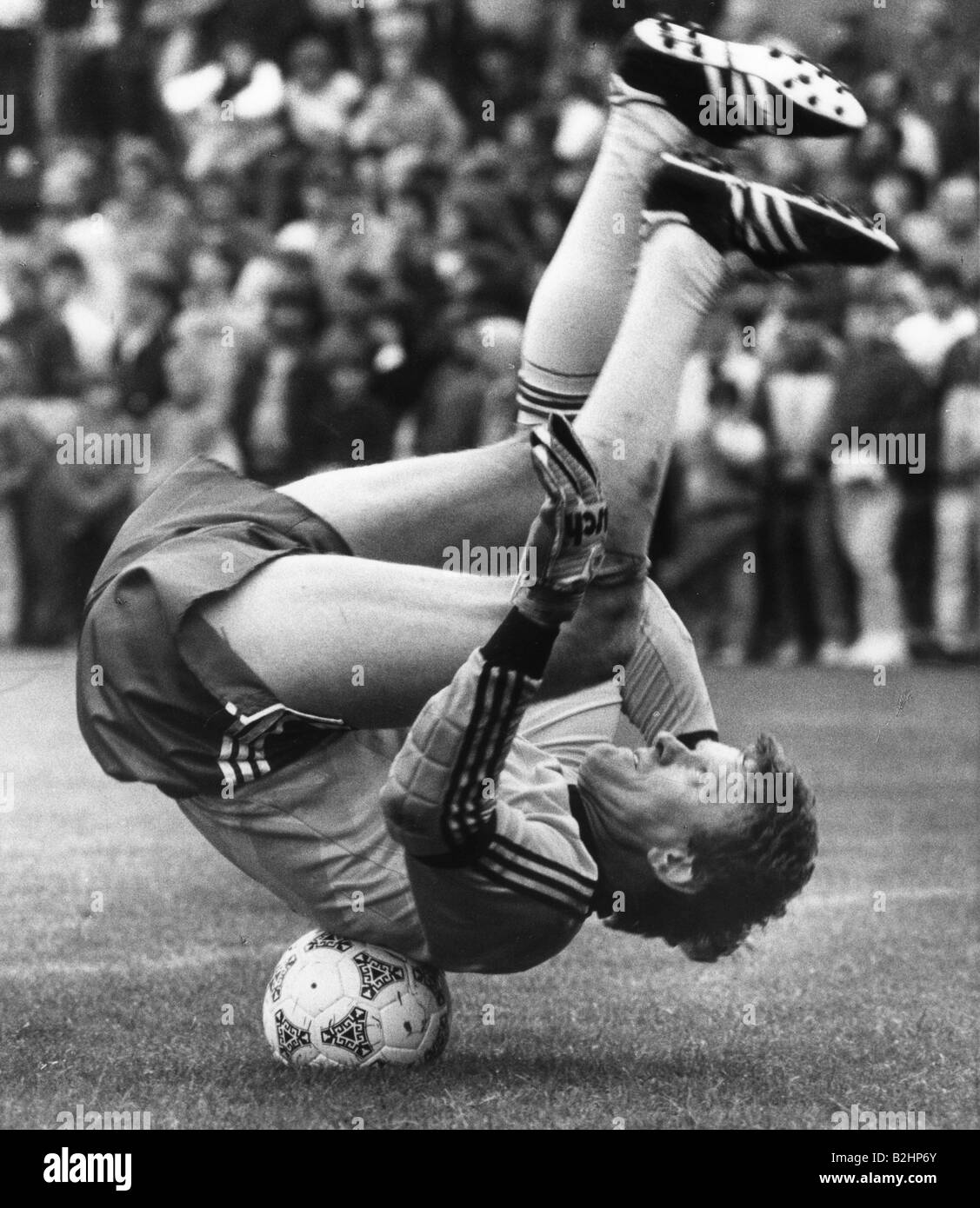 Maier, Josef 'Sepp', * 28.2.1944, German athlete (football), full length, balancing on a soccer ball, 1984, , Stock Photo