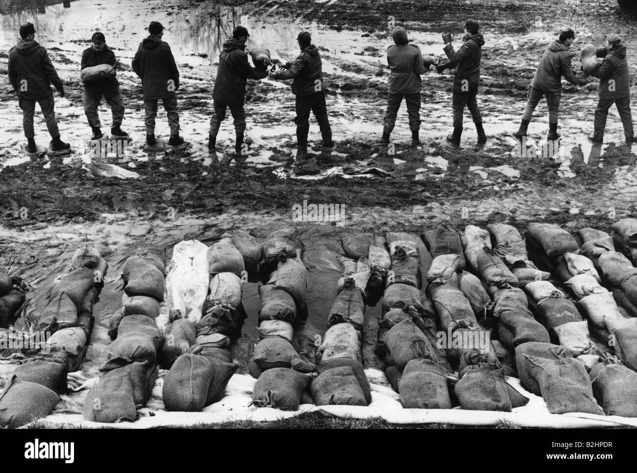 natural disaster / catastrophe, flood, Germany, Danube, German soldiers laying sandbags, 1987, Stock Photo