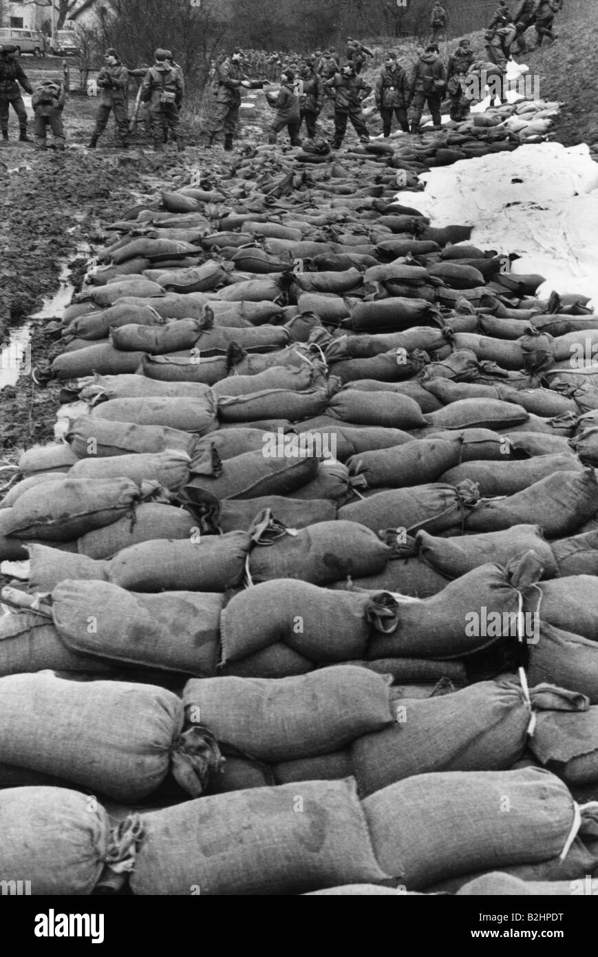 natural disaster / catastrophe, flood, Germany, Danube, German soldiers laying sandbags, 1987, Stock Photo