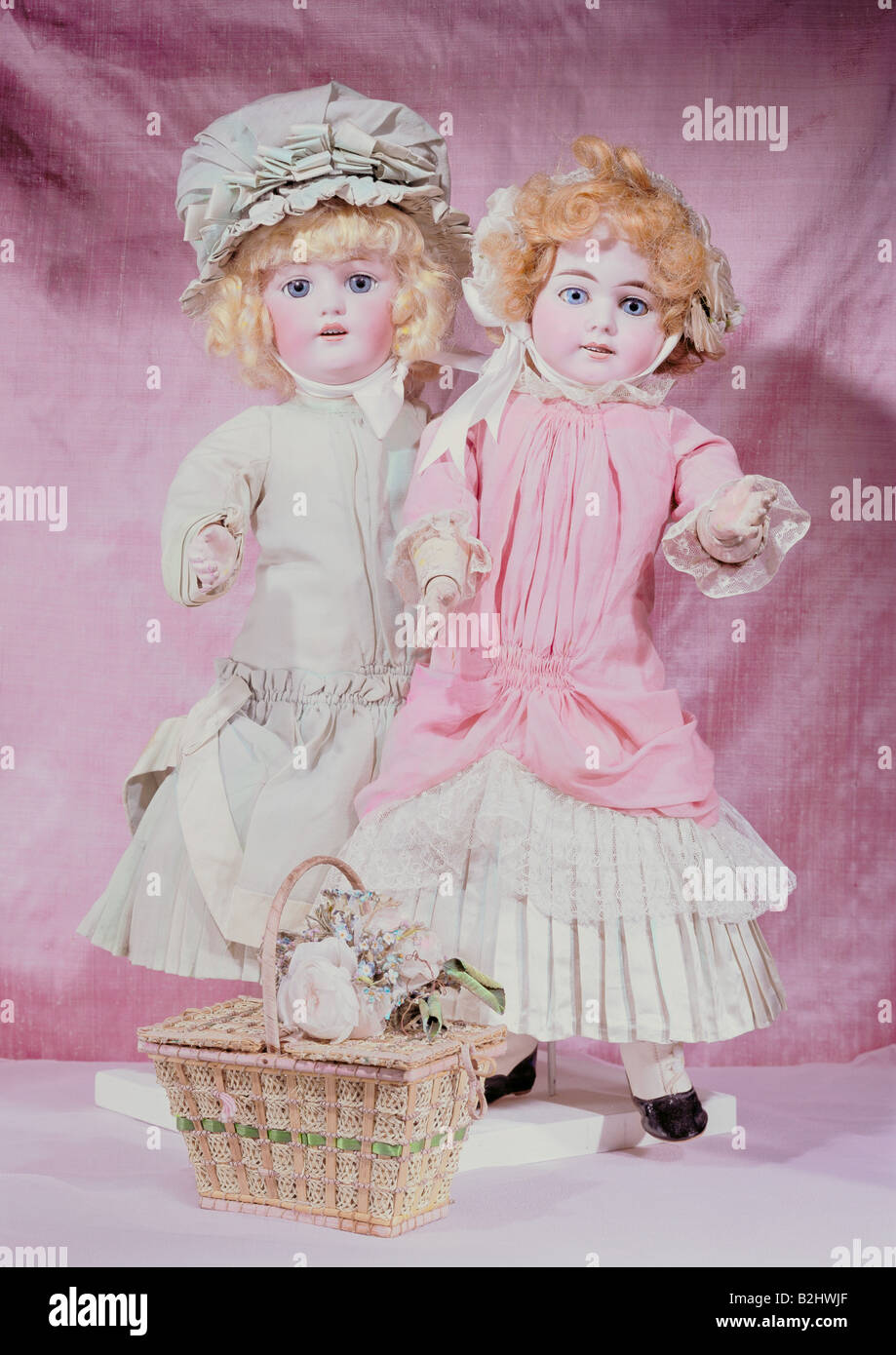 toys, dolls, two jointed dolls, left: wood, bique porcelain, mohair, height 49 cm, Graefenhain, Germany, circa 1910, right: wood, bisque porcelain, by Johannes Christian Lindner, height 48 cm, Sonneberg, Germany, circa 1900, Munich City Museum, Stock Photo