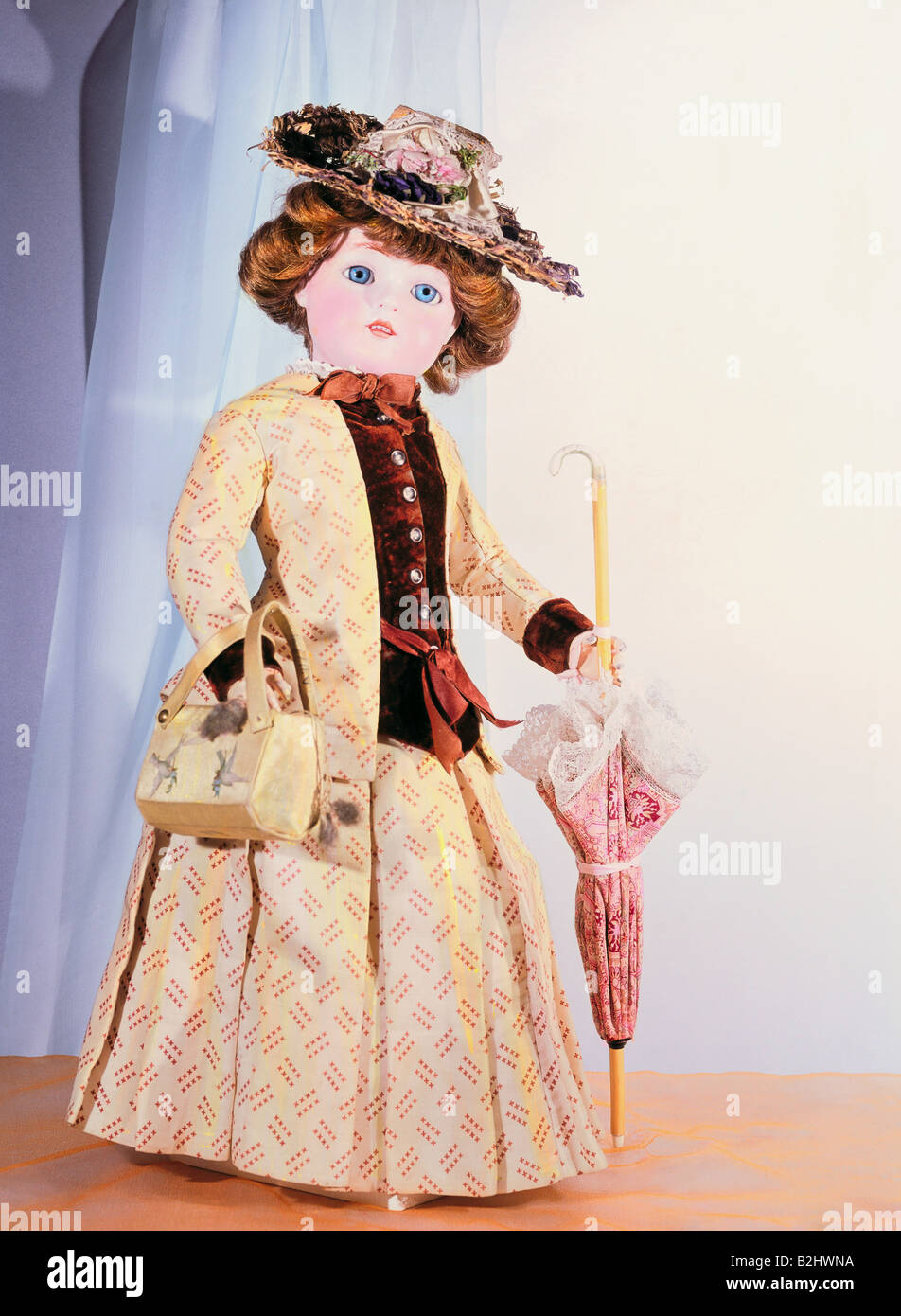 toys, dolls, 'Gliederpuppe mit Sonnenschirm' (Jointed doll with parasol), bisque porcelain, real hair, paper-mache, clothes, height 54 cm, Waltershausen, Germany, circa 1910, Munich City Museum, Stock Photo