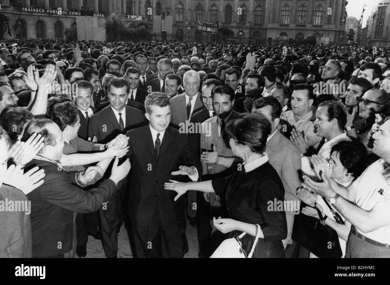 Ceausescu, Nicolae, 26.1.1918 - 25.12.1989, Romanian politician (PCR), President 22.3.1965 - 22.12.1989, bath in the crowd after the 10th congress of the Communist Party, Bucharest, 1970, Stock Photo