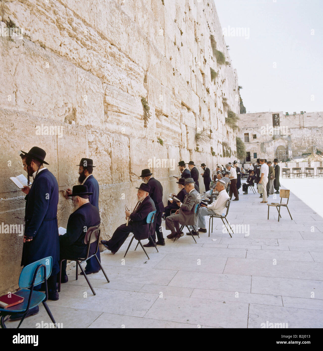 geography-travel-jerusalem-israel-wailing-wall-orthodox-jews-praying-B2J013.jpg