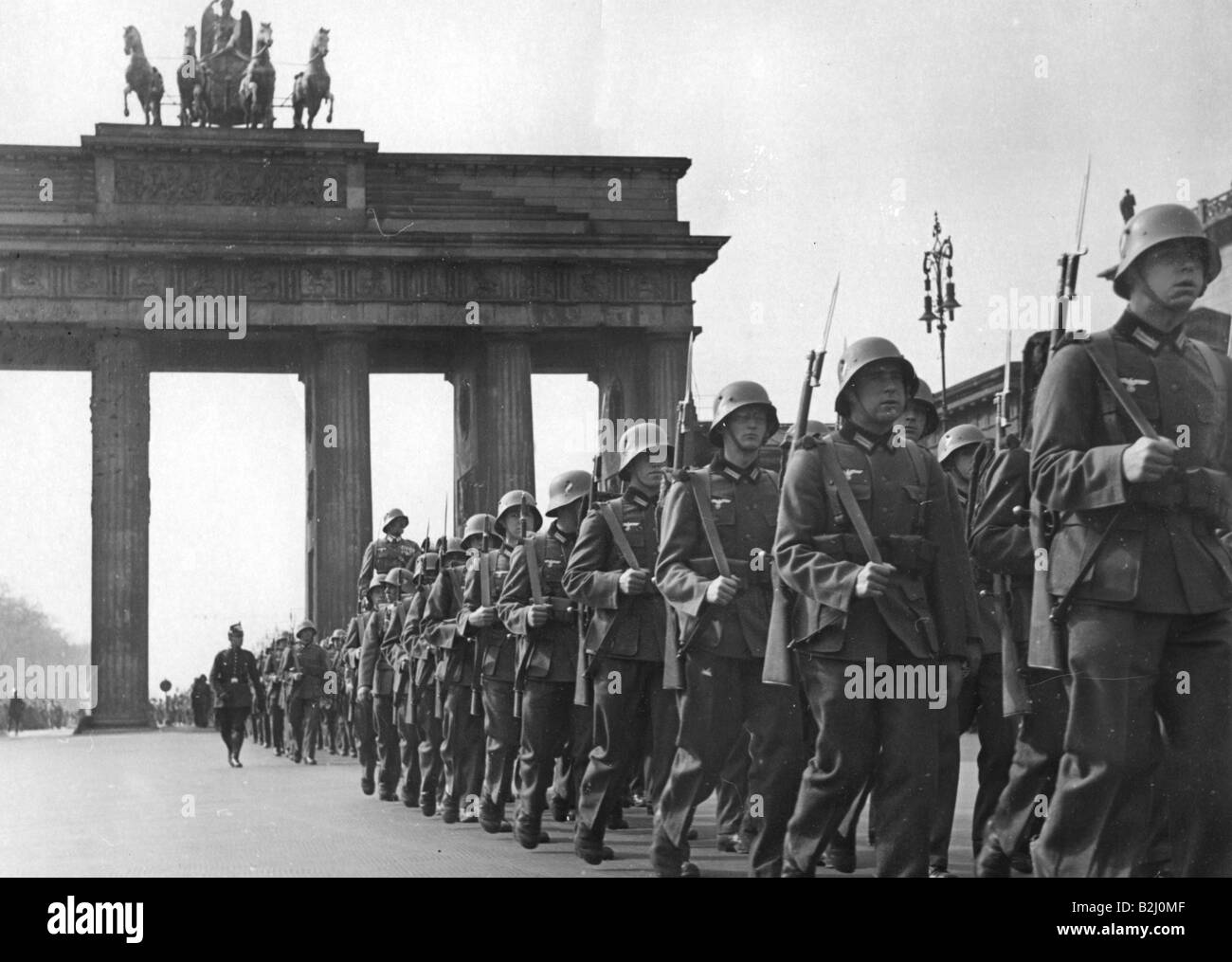 Nazism / National Socialism, politics, annexation of Austria 1938, Austrian 15th Infantry Regiment marching through the Brandenburg Gate,  Berlin, 24.3.1938, , Stock Photo