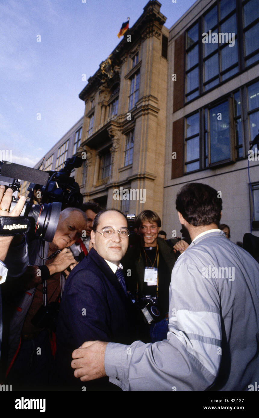 Gysi, Gregor  * 16.1.1948, German jurist and politician, chairman of the parliamentary group PDS 1990 - 2001, on the way to the 1at session of the Unified Parliament, Berlin, 4.10.1990, , Stock Photo