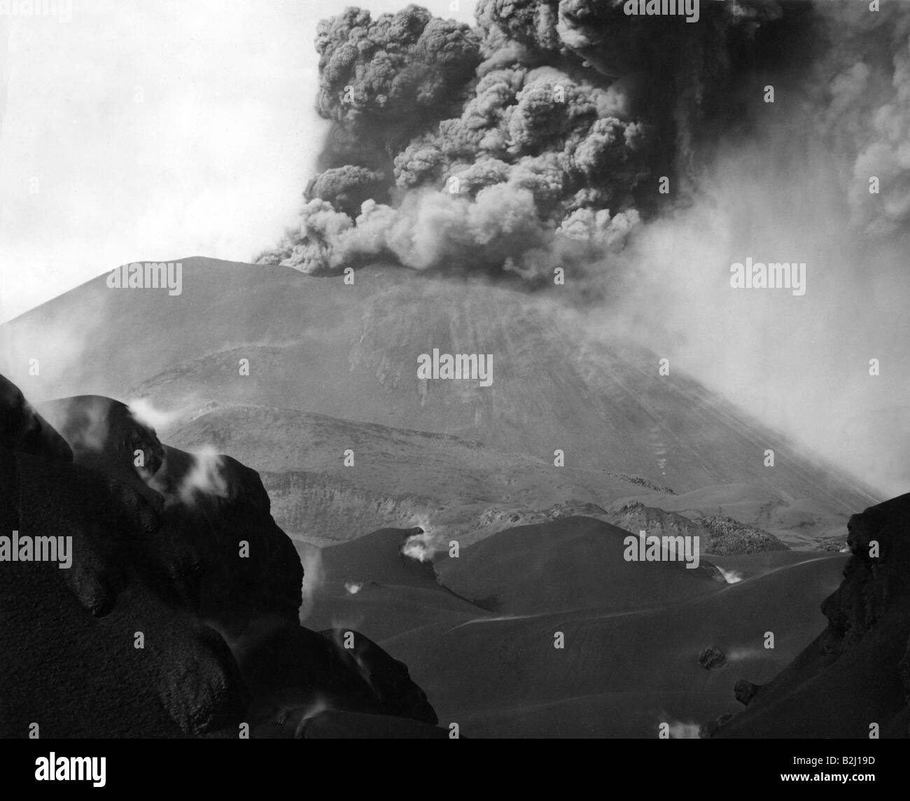 geography / travel, Mexico, landscapes, volcanos, volcano Paricutin, spit out lava and smoke, January 1945, Stock Photo