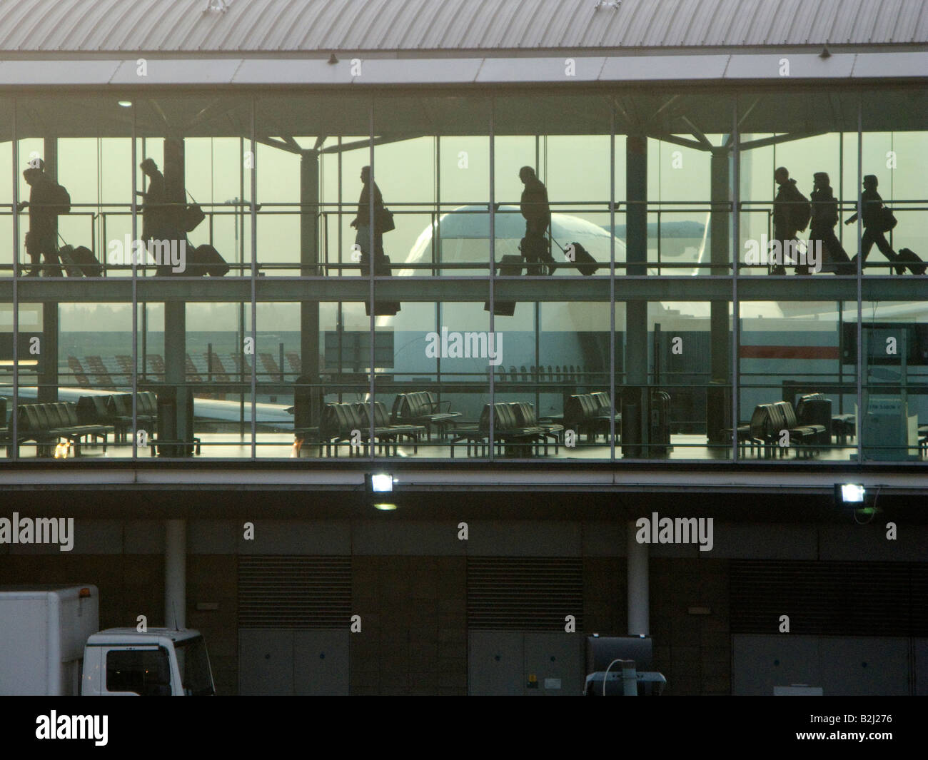 Passengers using Terminal 1 at Heathrow Airport Stock Photo