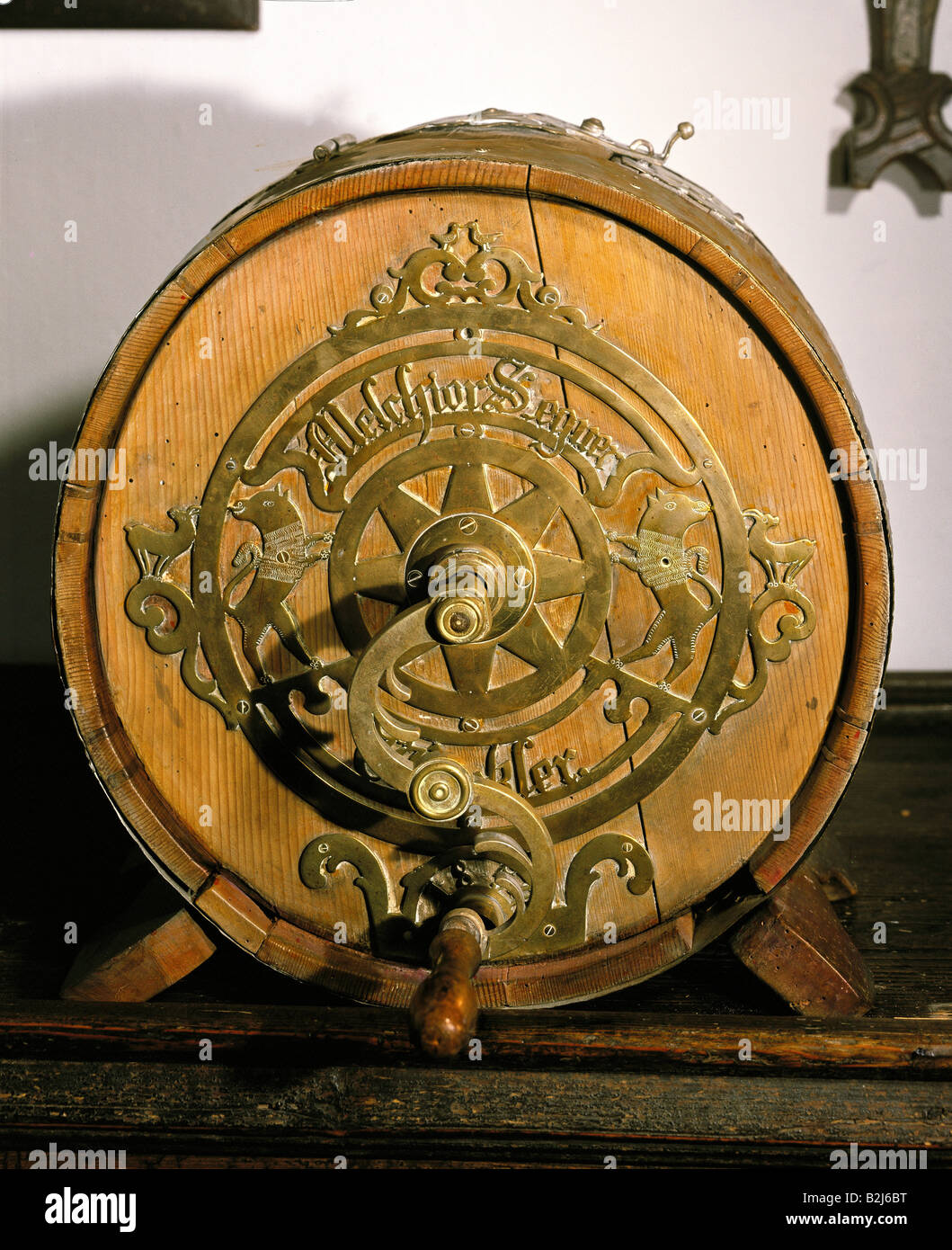 household, kitchen and kitchenware, butter churn, Melchior Segner Winkler, wood, brass, diameter: 38.5 cm , depth: 23 cm, 1854, Stock Photo