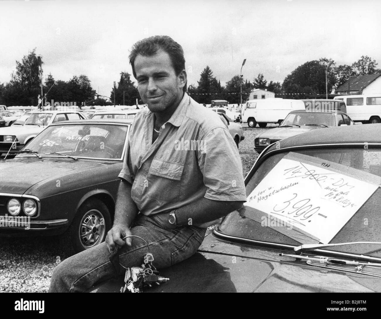 natural disaster/catastrophe, car seller, with a damaged car by hail, Munich, 12.7.1984, Stock Photo