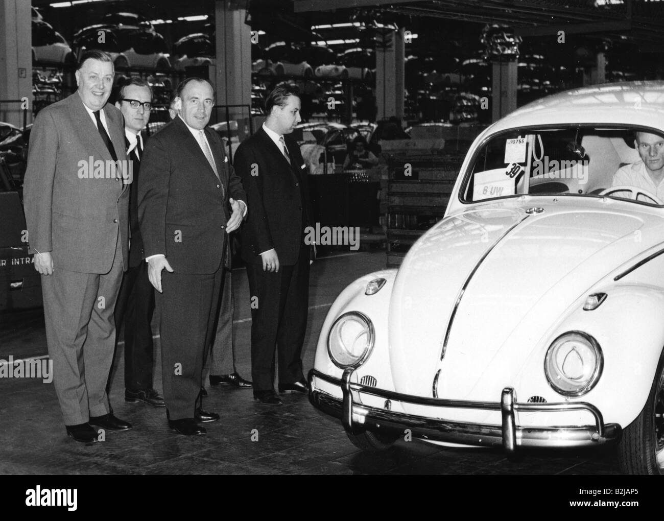 Dollinger, Werner, 10.10.1918 - 3.1.2008, German politician (CSU), Federal Minister of the Treasury 13.12.1962 - 30.11.1966, full length, visiting the Volkswagen factory, Wolfsburg, circa 1959, left: Chairman of the Board of Directors Dr. Hans Busch, , Stock Photo