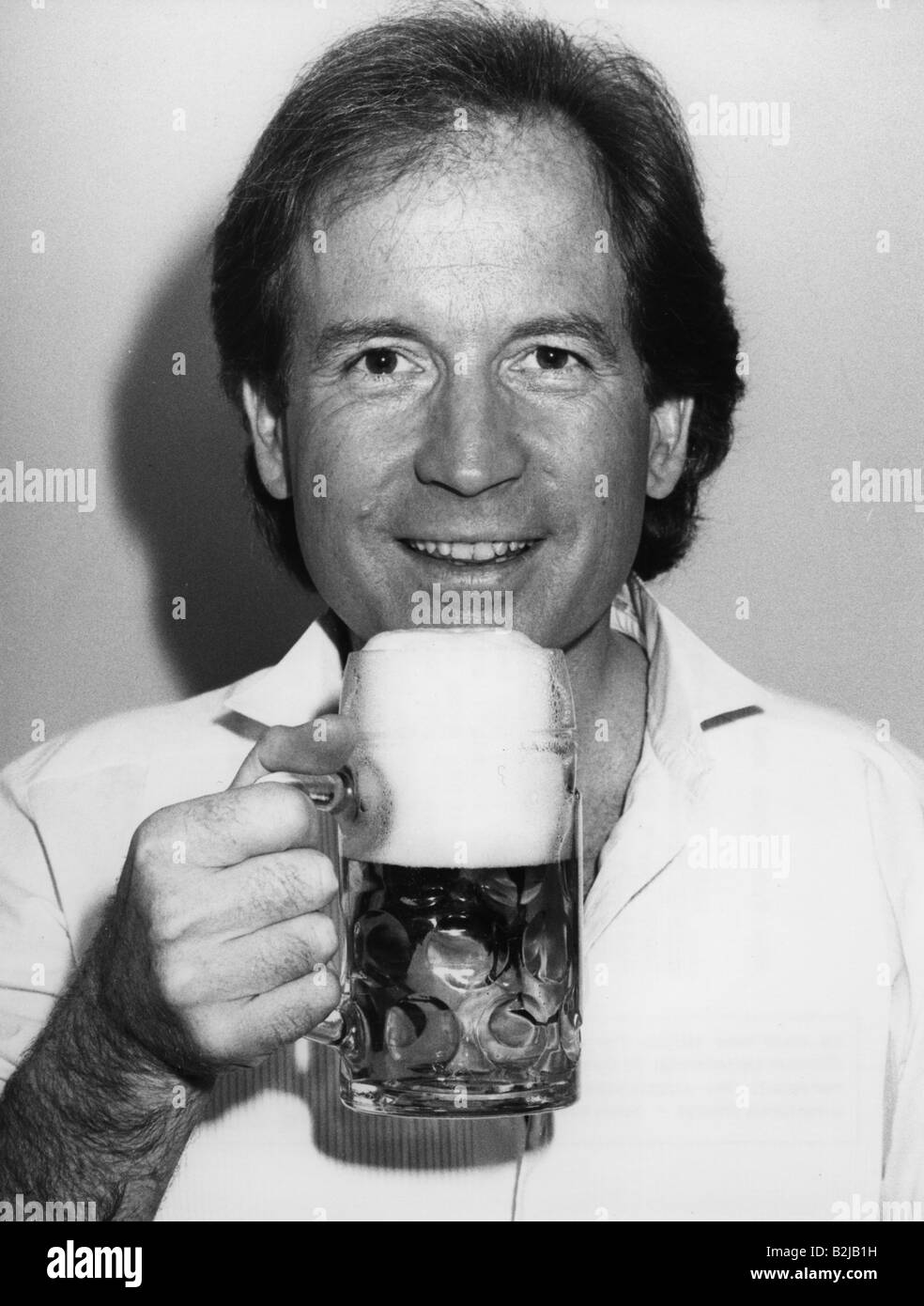 Schautzer, Max, * 14.8.1940, Austrian moderator, portrait, drinking beer, 5.7.1984, Stock Photo