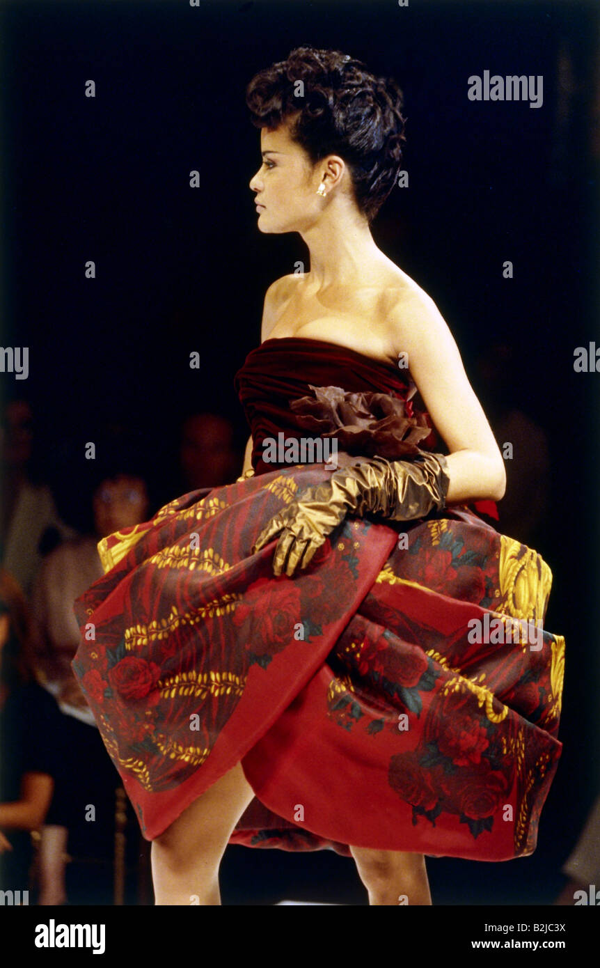 Christian Dior Paris Haute Couture Autumn Winter Model wearing a flolength  charcoal strapless evening dress a sculpted skirt Stock Photo - Alamy