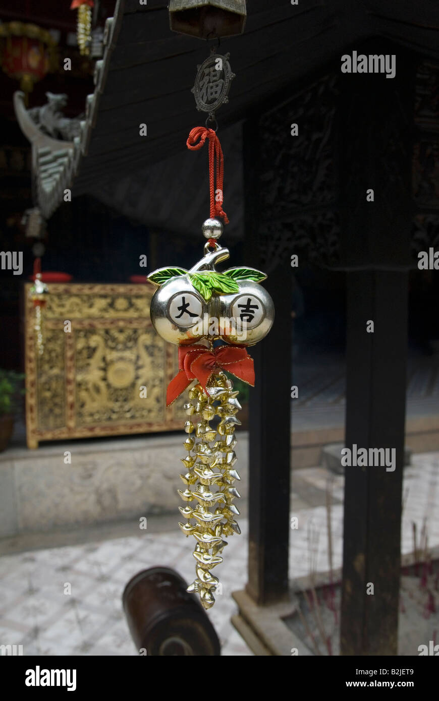Ornate wind chime inside Thian Hock Keng Temple, the oldest Hokkien Chinese temple in Singapore Stock Photo