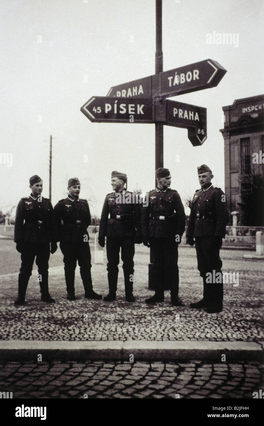 Nazism/National Socialism, politics, occupation of Bohemia and Moravia 1939, soldiers of 6th Machine Gun Batallion in front of a signpost, Pisek - Prague - Tabor, March 1939, Czechoslowakia, military, Army, Wehrmacht, Nazi Germany, Third Reich, Bavaria, 20th century, historic, historical, people, 1930s, Stock Photo