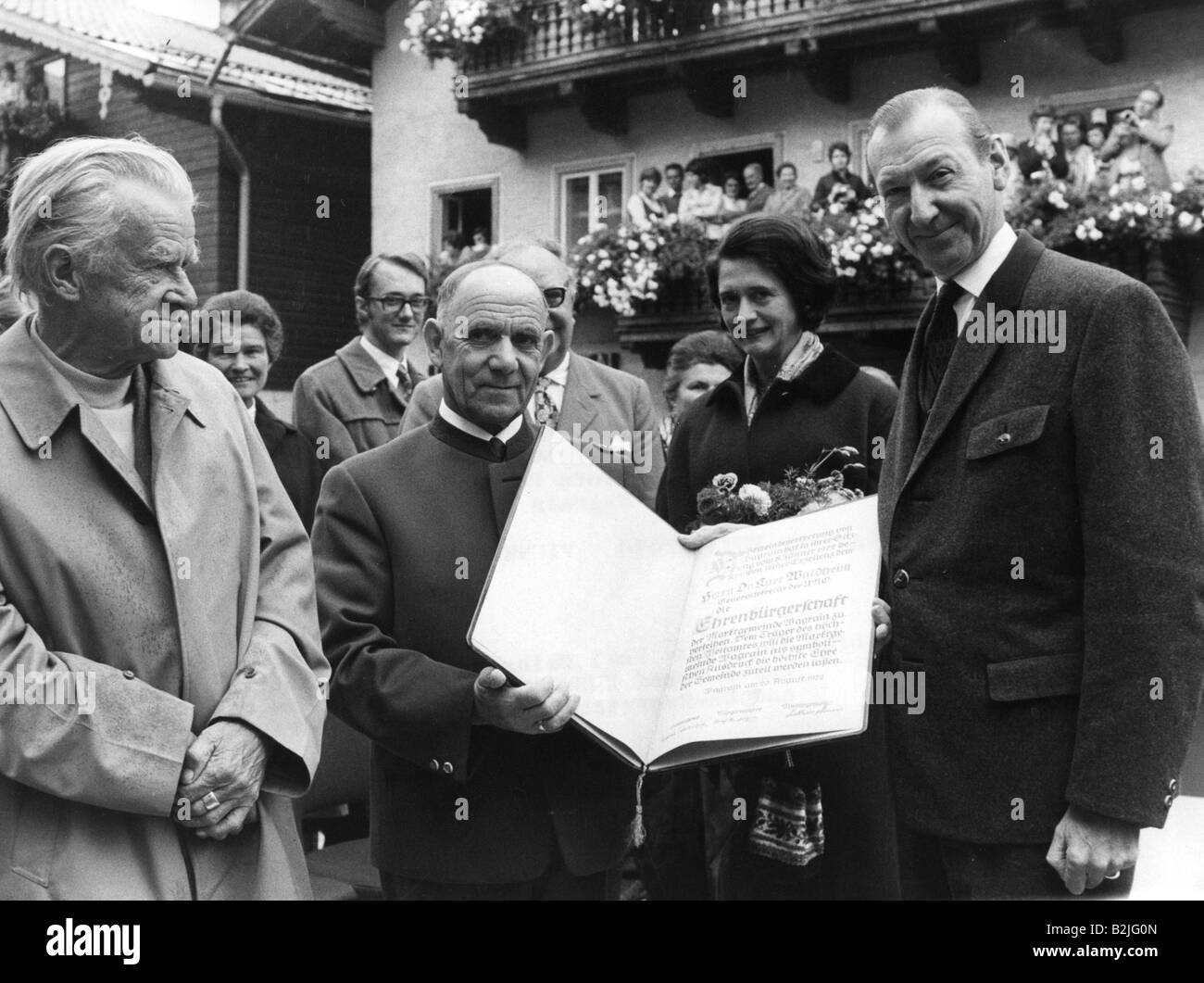 Waldheim, Kurt, 21.12.1918 - 14.6.2007, Austrian diplomat and politician, Secretary-General of the United Nations 1.11972 - 31.2.1981, receiving the honourary citizenship of Waldrain in Pongau, with wife Elisabeth, Mayor Josef Emberger ans writer Karl Heinrich Waggerl, 20.8.1972, , Stock Photo