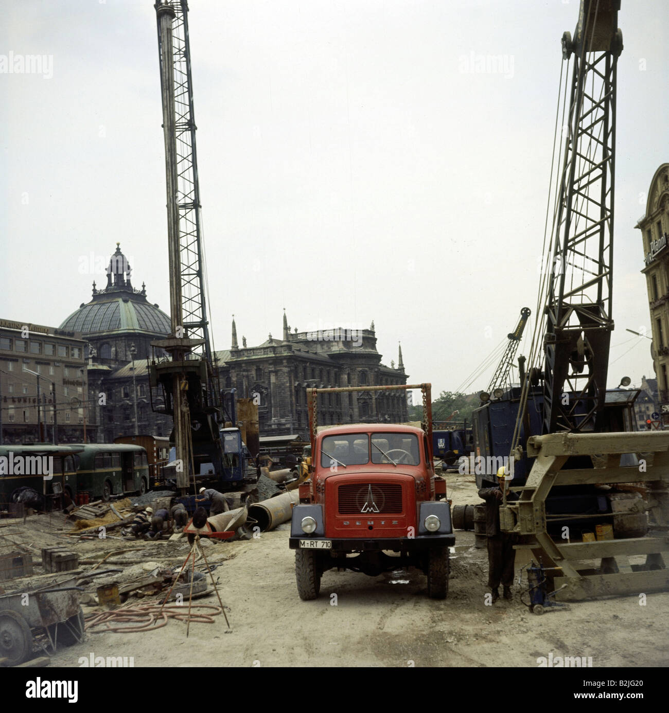 architecture, construction work, construction of the S-Bahn in Munich, Karlsplatz, cranes and truck with rubbish container, circa 1970, Stock Photo
